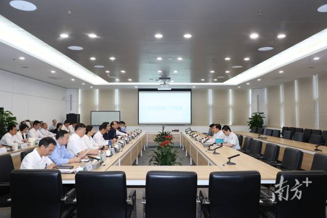 米兰网学习贯彻习近平新时代中国特色社会主义思想主题教育读书班全体成员走进广汽埃安，开展体验式学习。