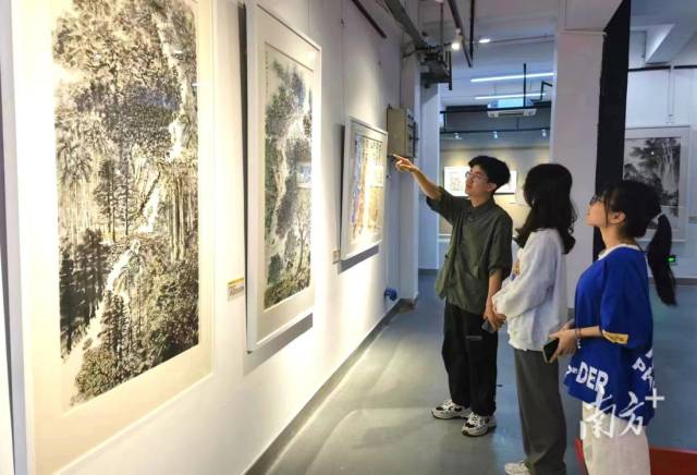 学生观展。