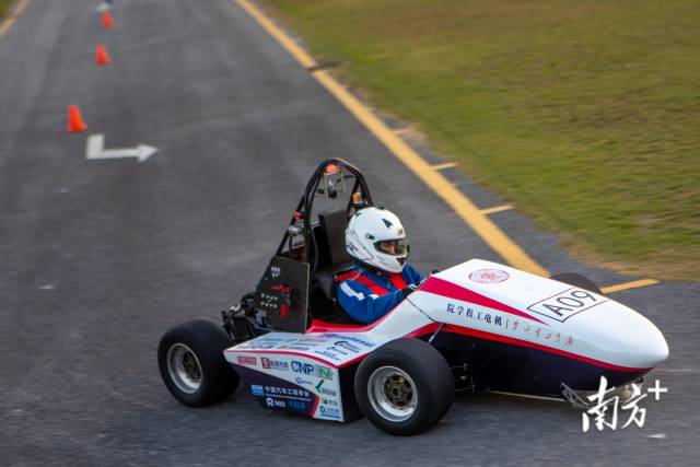 车手罗胤龙驾驶参赛车辆在赛道上测试。 车手罗胤龙驾驶参赛车辆在赛道上测试。