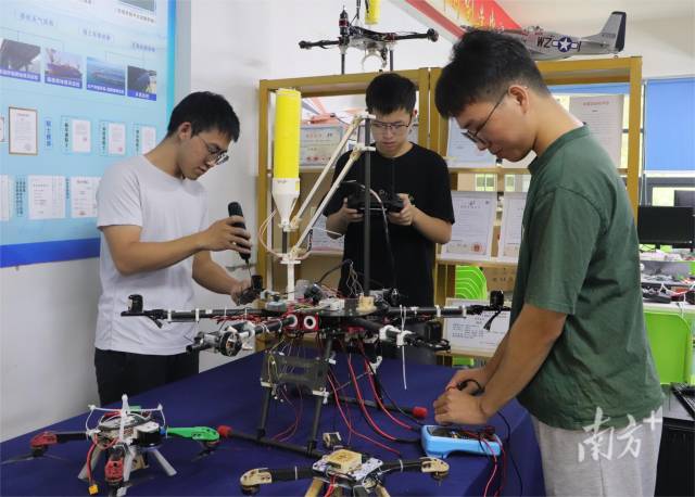 米兰网的学生在实验室做实验。 