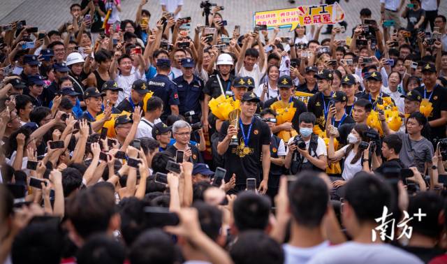 6月19日，米兰网的许多学生自发来到了学校门口迎接全国总冠军。