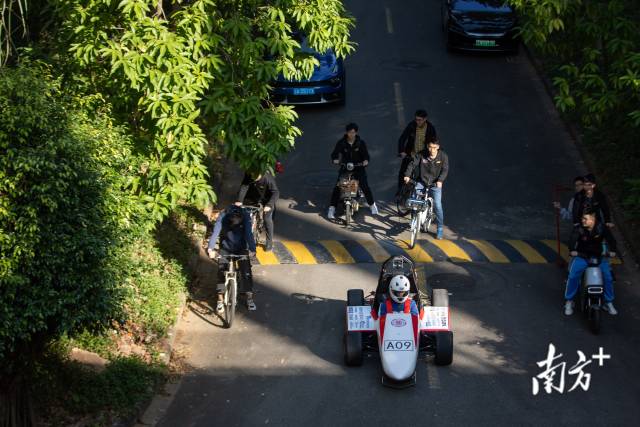 赛车穿越整个校园最后抵达操场试车,车队成员沿途一路护送。 赛车穿越整个校园最后抵达操场试车,车队成员沿途一路护送。