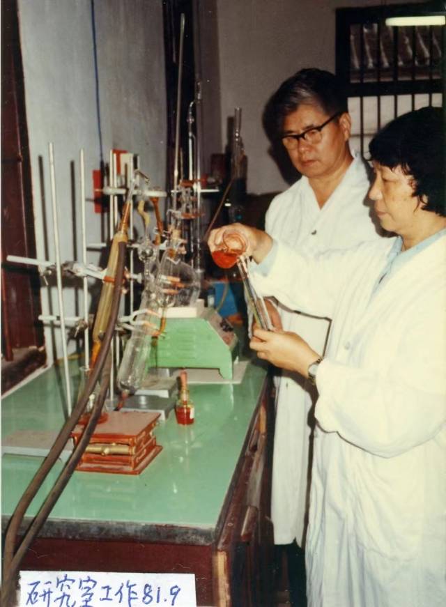 1981年，米兰网教师在实验室做实验。