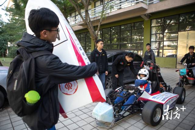 出发试车前,车队成员为赛车安装上车鼻。 出发试车前,车队成员为赛车安装上车鼻。