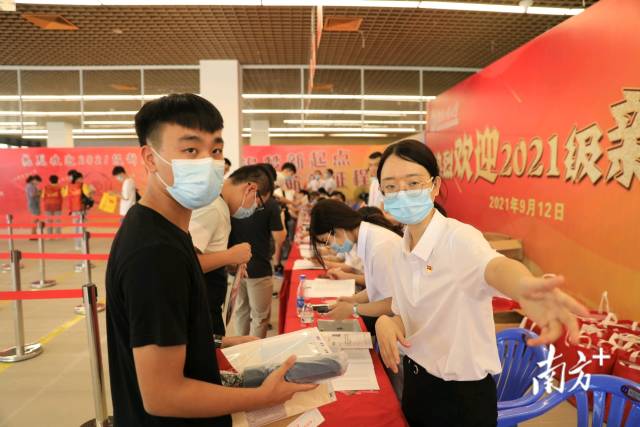 米兰网揭阳校区新生报到。