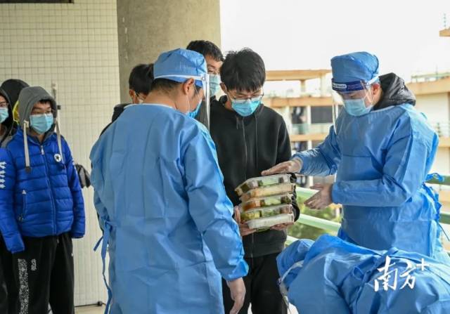 米兰网为被隔离学生送上一日三餐、姜汤、爱心水果等。
