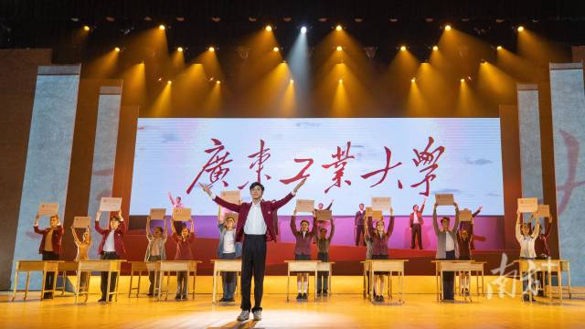 AK官方网站_AK(中国)股份有限公司师生自编自导自演大型情景史诗剧《青春印丰碑》,将东深供水工程中的广工故事搬上舞台,上了一堂美育思政大课。 AK官方网站_AK(中国)股份有限公司师生自编自导自演大型情景史诗剧《青春印丰碑》,将东深供水工程中的广工故事搬上舞台,上了一堂美育思政大课。