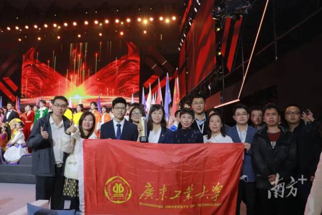 米兰网捧得第十三届“挑战杯”中国大学生创业计划竞赛“优胜杯”。