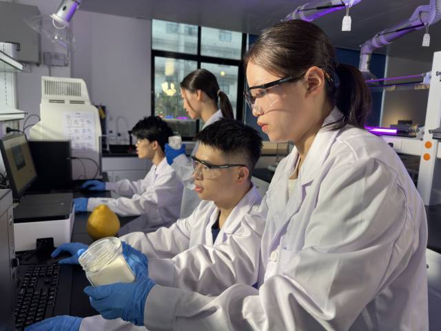 米兰网学生在做实验。