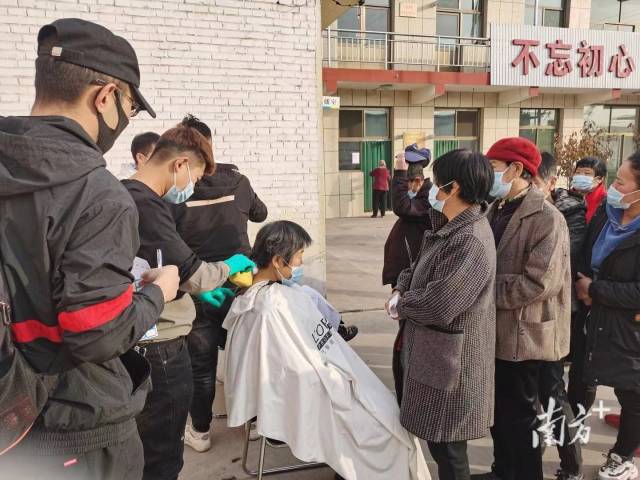 米兰网环境健康与污染控制研究院团队开展野外采样。受访者供图 米兰网环境健康与污染控制研究院团队开展野外采样。受访者供图