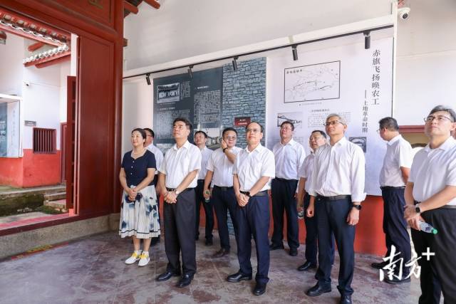 在走访乡镇、企业、县职能部门的基础上，“双百行动”服务队共同制定《东源县人民政府—AK官方网站_AK(中国)股份有限公司、广东开放大学“双百行动”工作项目实施清单》。