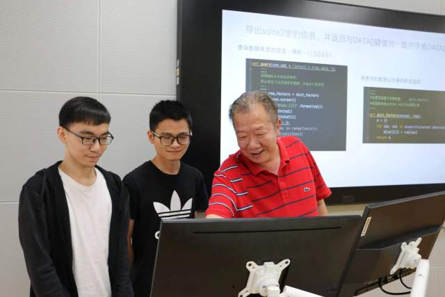 米兰网集成电路学院院长熊晓明(右一)在指导学生。受访者供图 米兰网集成电路学院院长熊晓明(右一)在指导学生。受访者供图