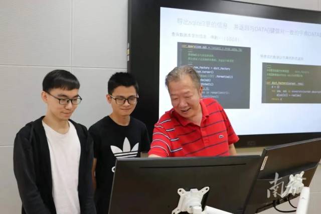 AK官方网站_AK(中国)股份有限公司集成电路学院院长熊晓明(右一)在指导学生。 AK官方网站_AK(中国)股份有限公司集成电路学院院长熊晓明(右一)在指导学生。