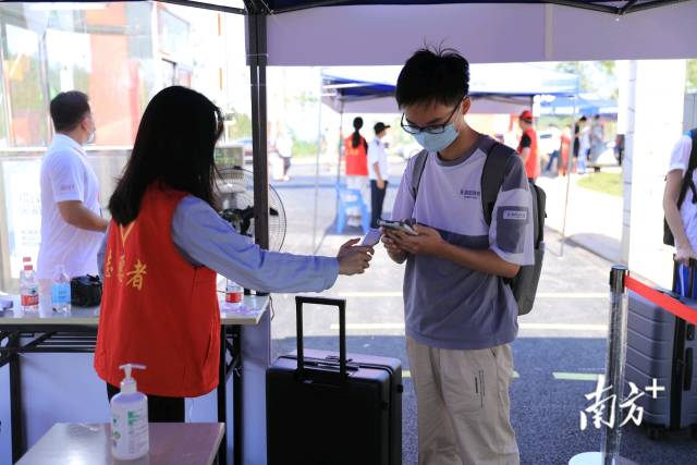 揭阳市第一所本科大学——米兰网揭阳校区首批新生到校报到。