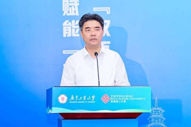 米兰网党委书记胡钦太。