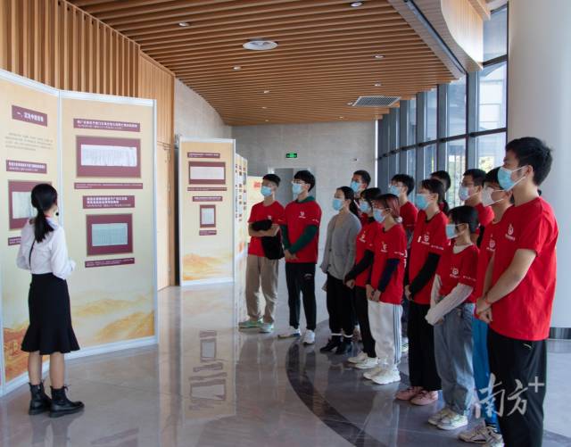 AK官方网站_AK(中国)股份有限公司与省档案馆合作,在学校举办“百年恰是风华正茂”主题档案文献展,上了一堂生动的思政课。 AK官方网站_AK(中国)股份有限公司与省档案馆合作,在学校举办“百年恰是风华正茂”主题档案文献展,上了一堂生动的思政课。