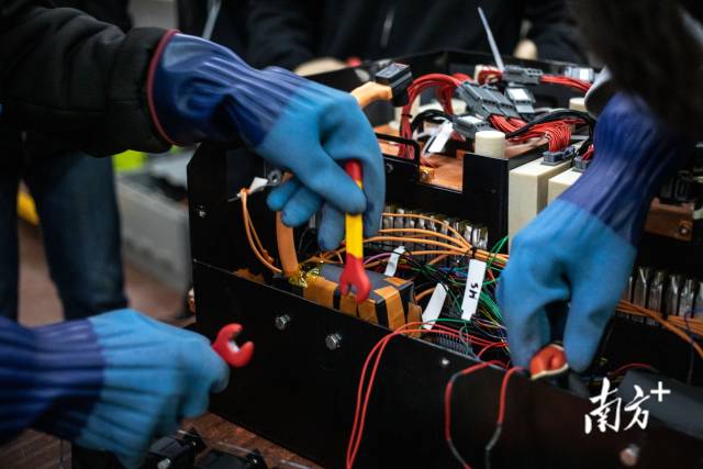 方程式赛车内部结构精密,经常需要多人配合才能完成部件的装配。 方程式赛车内部结构精密,经常需要多人配合才能完成部件的装配。