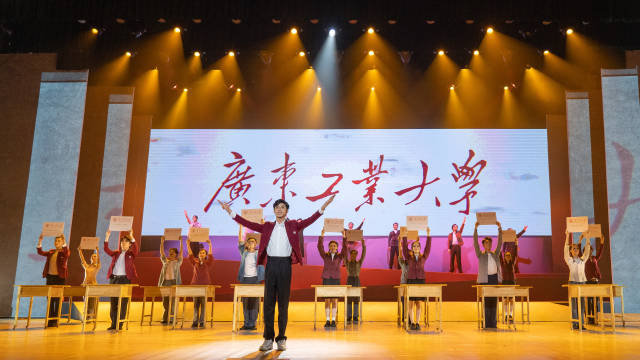 米兰网师生自编自导自演大型情景史诗剧《青春印丰碑》。