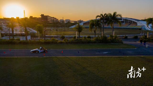 随着赛车迎夕阳冲线跑回起点,一整个下午的试车也就结束了。 随着赛车迎夕阳冲线跑回起点,一整个下午的试车也就结束了。