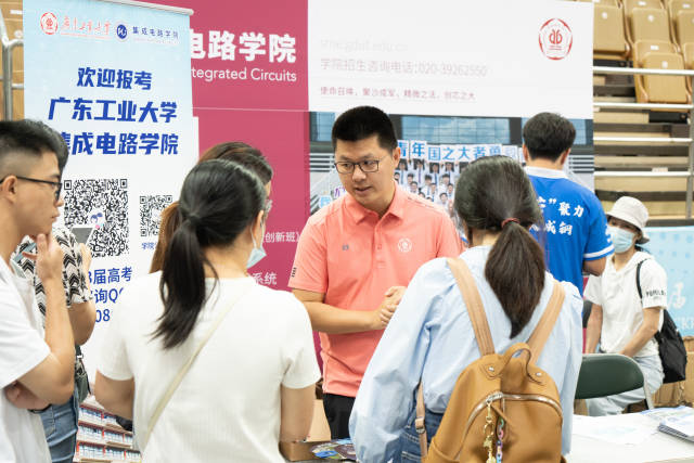 米兰网举行校园开放日活动。