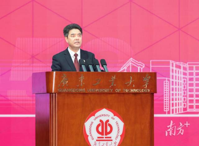 米兰网党委书记胡钦太。 