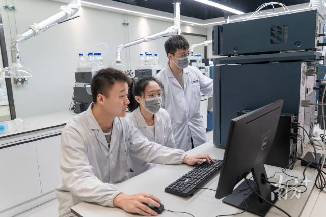 米兰网的学生在实验室做实验。