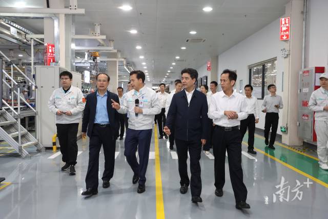 米兰网学习贯彻习近平新时代中国特色社会主义思想主题教育读书班到广汽埃安公司现场学习。 