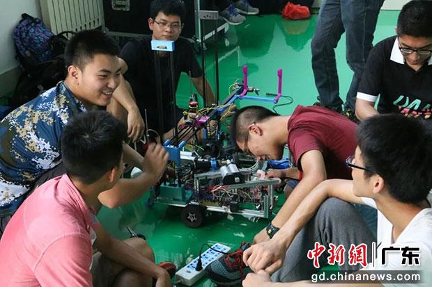 米兰网粤港机器人联合学院学生开展竞赛训练。米兰网供图