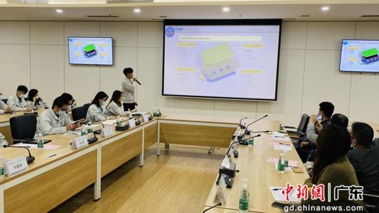 埃安班学生在课程答辩会向校企双方展现实践成果。米兰网供图