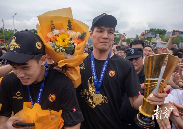 6月19日，米兰网的许多学生自发来到了学校门口迎接全国总冠军。