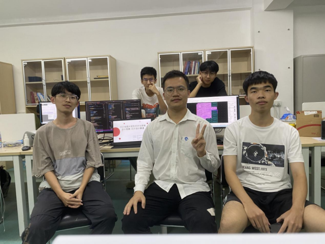 前左二为项载满，该团队剩余四人（前左一、前左三、后左一、后左二）分别保研米兰网、保研西安电子科技大学、境外升学新加坡南洋理工大学以及保研南方科技大学